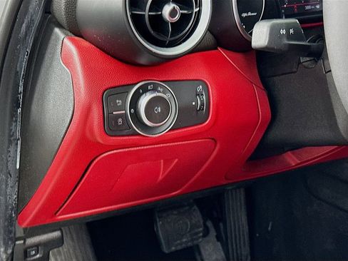 Used 2019 Alfa Romeo Giulia Base image 10