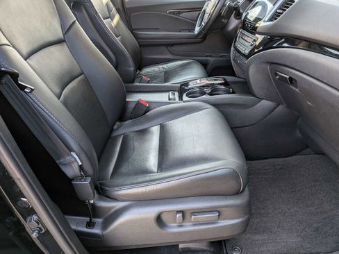 Certified 2017 Honda Pilot Touring image 21