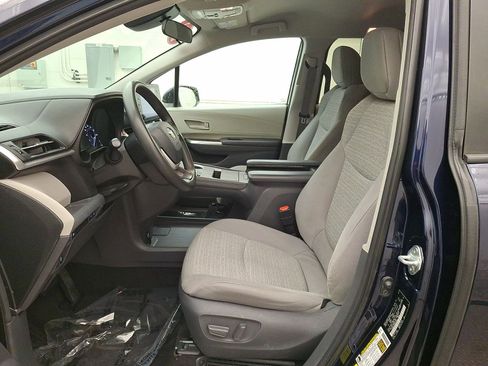 Used 2021 Toyota Sienna LE image 11