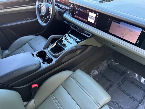 Used 2025 Porsche Cayenne image 16