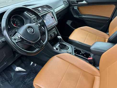 Used 2018 Volkswagen Tiguan SE w/ Panoramic Sunroof Package image 11