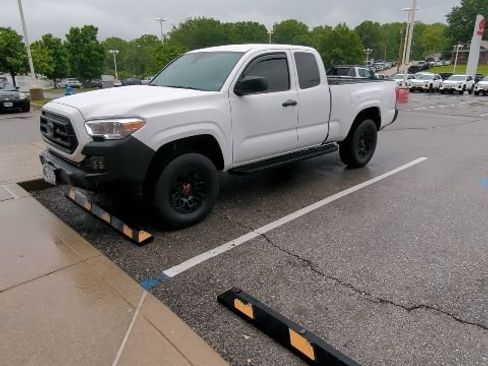 Used 2022 Toyota Tacoma SR RWD image 8