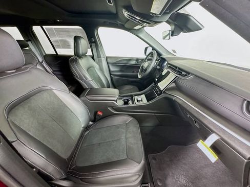 New 2025 Jeep Grand Cherokee Altitude image 30