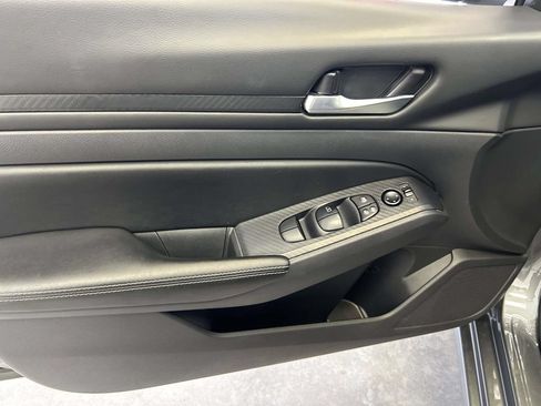 Used 2025 Nissan Altima 2.5 SV FWD image 15