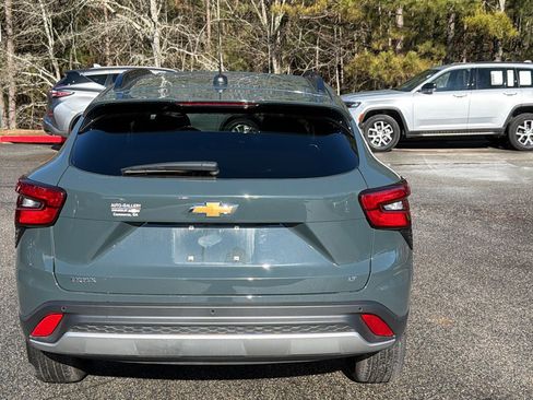 Used 2025 Chevrolet Trax LT w/ Driver Confidence Package image 9