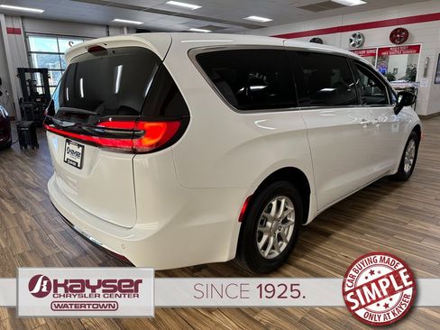 New 2026 Chrysler Pacifica Select image 5