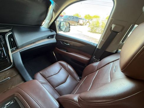 Used 2019 Cadillac Escalade ESV Luxury RWD image 50
