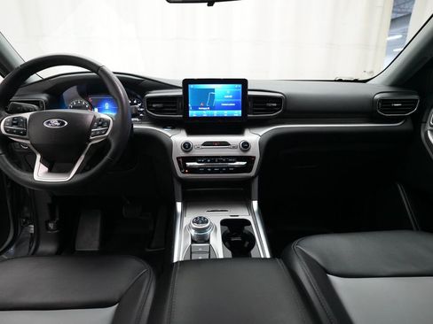 Used 2023 Ford Explorer XLT w/ Equipment Group 202A image 5