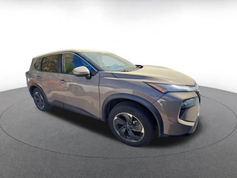 Used 2025 Nissan Rogue SV image 2