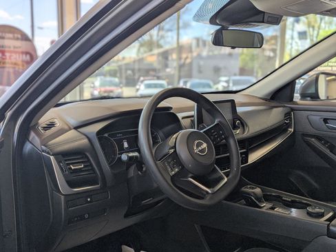 Used 2023 Nissan Rogue SV w/ SV Premium B Package image 11