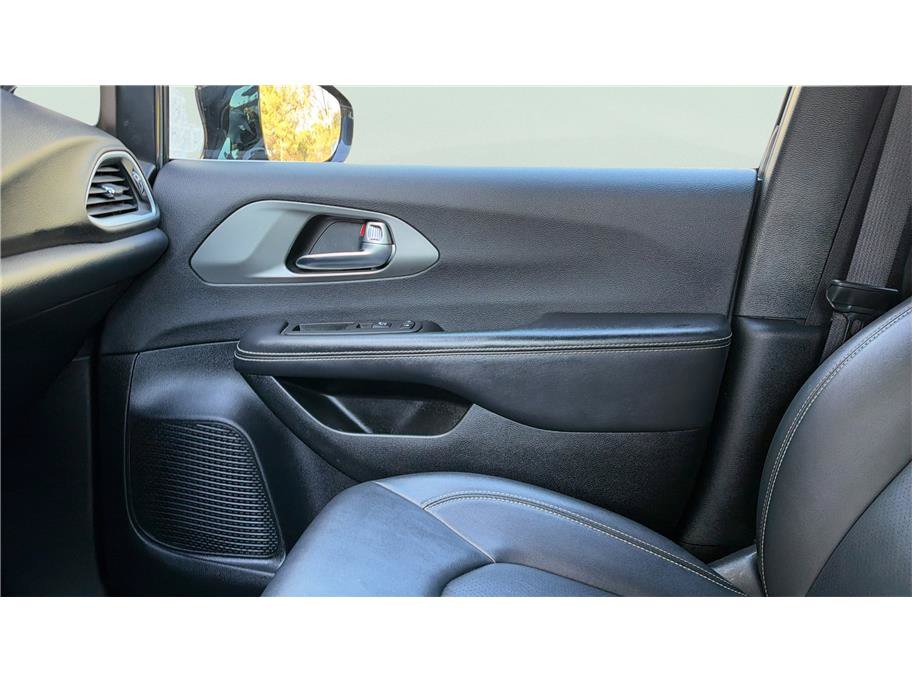 Used 2025 Chrysler Pacifica Select FWD image 28