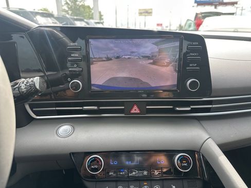 Used 2022 Hyundai Elantra SEL w/ Convenience + Premium Package FWD image 12