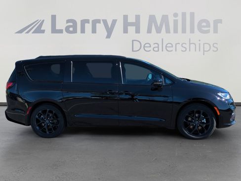 New 2026 Chrysler Pacifica Limited w/ S Appearance Package image 6