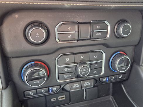 Used 2023 Chevrolet Suburban Premier image 17