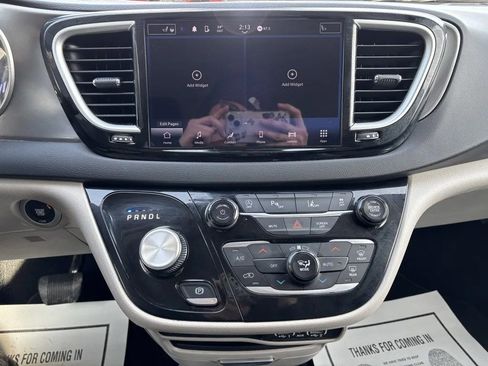 Used 2024 Chrysler Pacifica Touring-L image 14