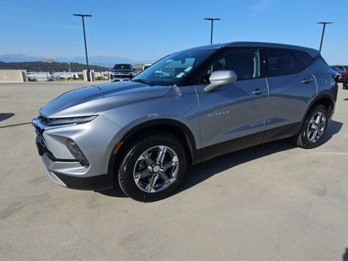 Used 2025 Chevrolet Blazer LT image 4