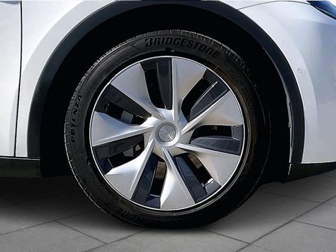 Used 2021 Tesla Model Y Long Range image 11