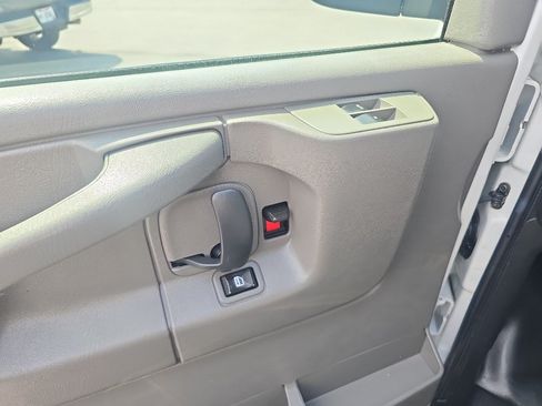 Used 2015 Chevrolet Express 2500 RWD image 17