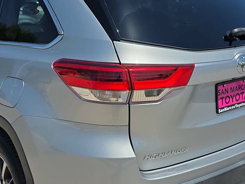 Used 2017 Toyota Highlander XLE FWD image 30