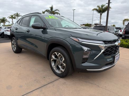 Used 2025 Chevrolet Trax LT FWD image 3