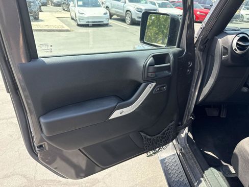 Used 2016 Jeep Wrangler Unlimited Sahara w/ Connectivity Group AWD/4WD image 9