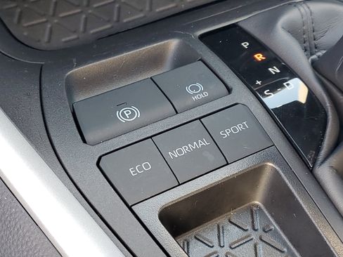 Used 2025 Toyota RAV4 XLE Premium image 33