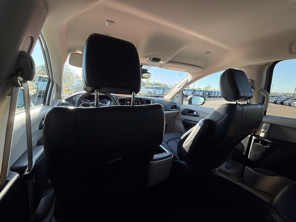 Used 2023 Chrysler Pacifica Touring-L FWD image 26
