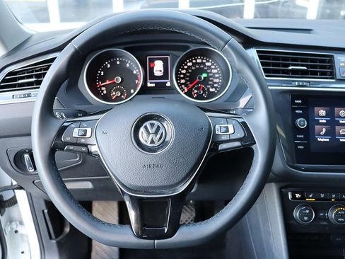 Used 2020 Volkswagen Tiguan SE w/ Panoramic Sunroof Package image 15