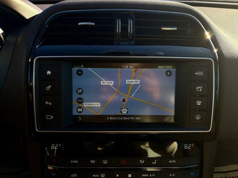 Used 2017 Jaguar F-PACE Prestige image 35