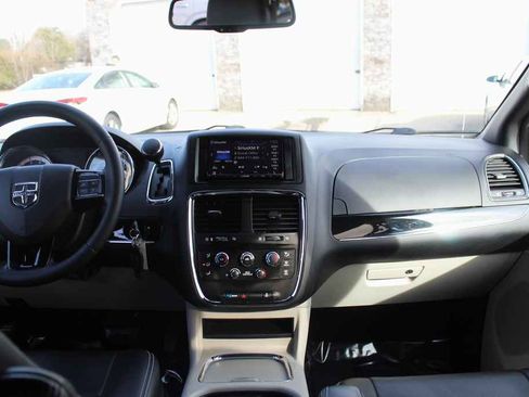 Used 2017 Dodge Grand Caravan SXT image 30
