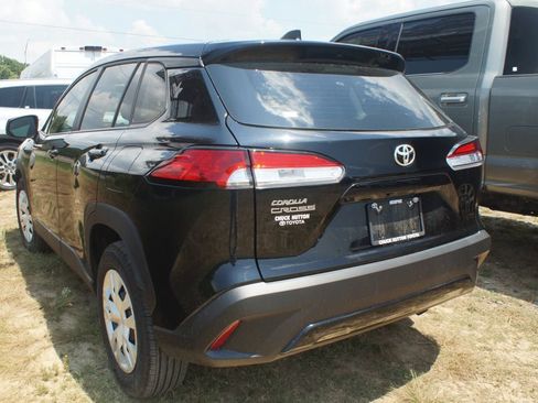 Used 2025 Toyota Corolla Cross L FWD image 3