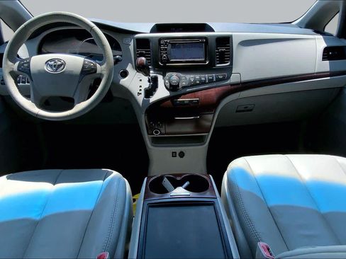 Used 2014 Toyota Sienna XLE FWD image 16