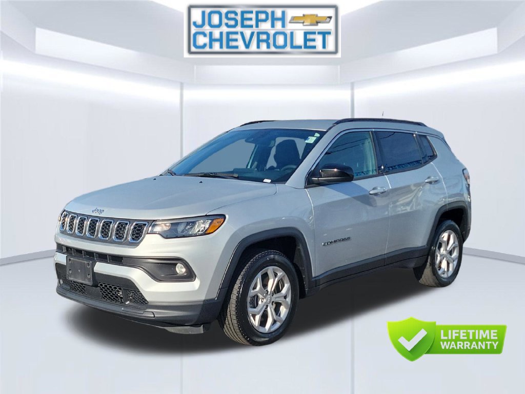 Used 2024 Jeep Compass Latitude AWD/4WD image 3