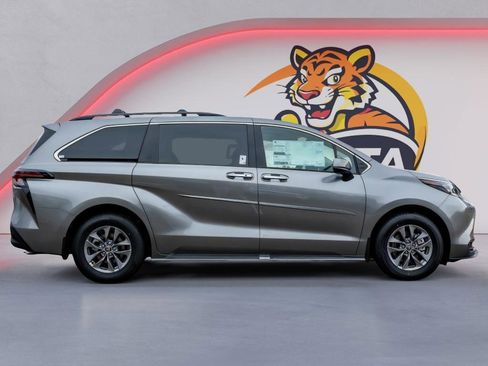 New 2026 Toyota Sienna XLE image 4