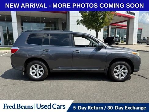 Used 2011 Toyota Highlander SE w/ Tow Pkg AWD/4WD image 2
