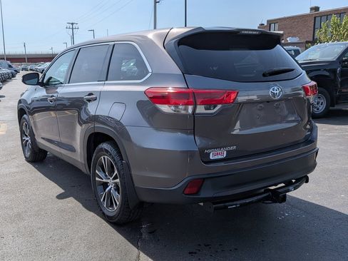 Used 2019 Toyota Highlander LE w/ Carpet Mat Package (TMS) AWD/4WD image 6