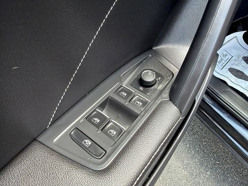 Used 2023 Volkswagen Tiguan SE w/ Panoramic Sunroof Package FWD image 15