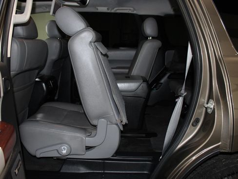 Used 2014 Toyota Sequoia Platinum RWD image 33