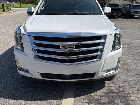 Used 2018 Cadillac Escalade Luxury RWD image 1