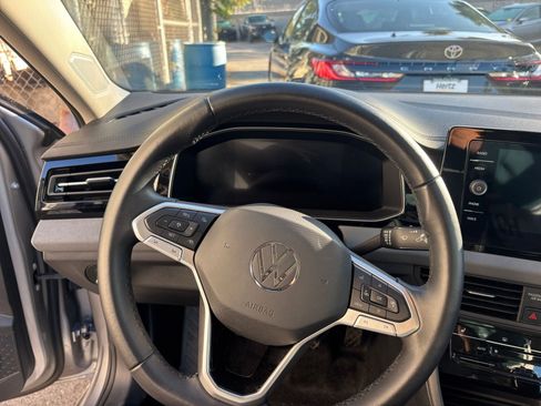 Used 2025 Volkswagen Jetta SE image 34