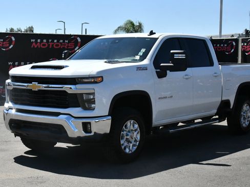 Used 2025 Chevrolet Silverado 2500 LT image 3