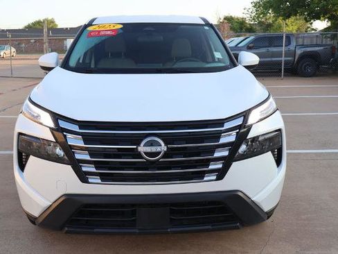 Certified 2025 Nissan Rogue SV FWD image 4