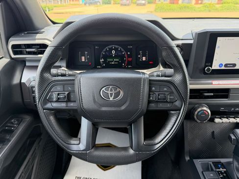 Used 2025 Toyota Tacoma SR5 AWD/4WD image 20