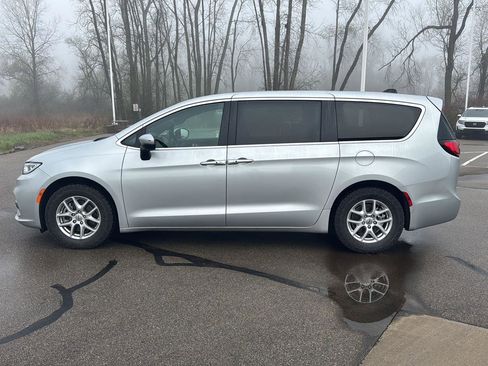 Used 2023 Chrysler Pacifica Touring image 2