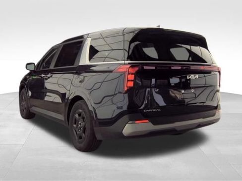 Used 2025 Kia Carnival FWD image 6