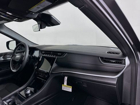 New 2025 Jeep Grand Cherokee Altitude image 36