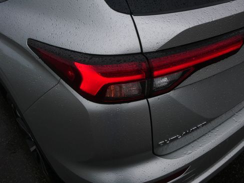 Used 2022 Mitsubishi Outlander SE AWD/4WD image 17