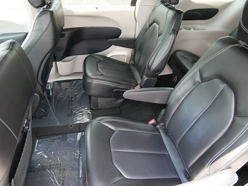 Used 2023 Chrysler Pacifica Touring-L FWD image 8