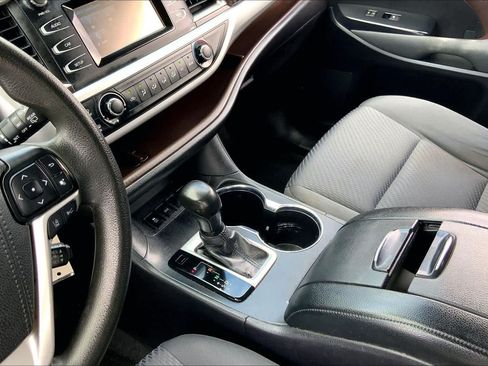 Used 2019 Toyota Highlander LE FWD image 16
