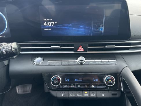 Used 2025 Hyundai Elantra SEL image 28